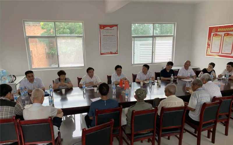 洛铜集团党委书记王伟深入对口扶贫村开展“七一”慰问
